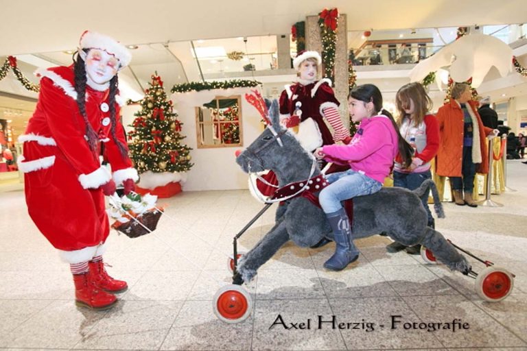 Santas Little Helpers and Gingerbread time